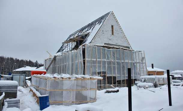 Строительство дома зимой: плюсы и минусы